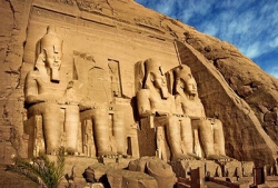 Tour a Abu Simbel desde Asuán por tierra en grupo